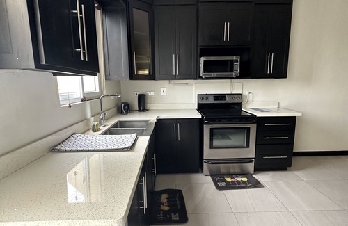 Barbican Apartamento | Serenity by Bob Marley Museum/pent house & outdoor hot tub/24 hr security!