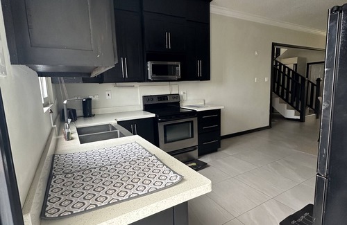 Barbican Apartamento | Serenity by Bob Marley Museum/pent house & outdoor hot tub/24 hr security!