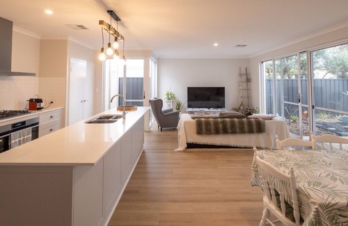Busselton Casa | Serenity by the Sea - centrally located new build home