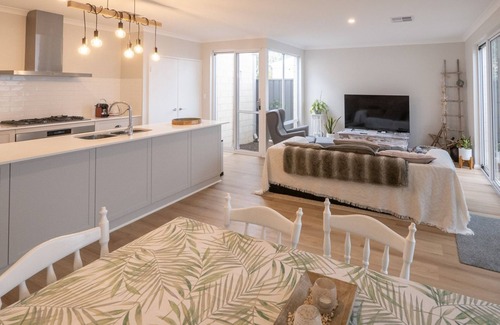 Busselton Casa | Serenity by the Sea - centrally located new build home