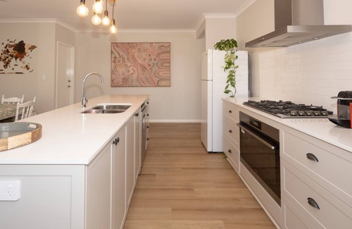 Busselton Casa | Serenity by the Sea - centrally located new build home