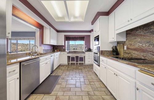 Mesa Rock Casa | Serenity Escape | 4BR | Hot Tub | Mini Golf | Fire Pit