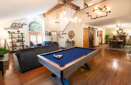 Bushkill Casa | Serenity Falls - Stylish 4Bdr Mountain Retreat, Hot Tub, Pool