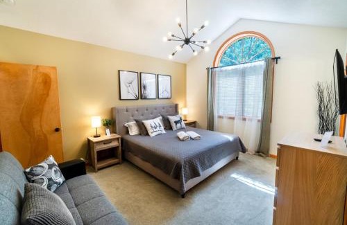 Bushkill Casa | Serenity Falls - Stylish 4Bdr Mountain Retreat, Hot Tub, Pool