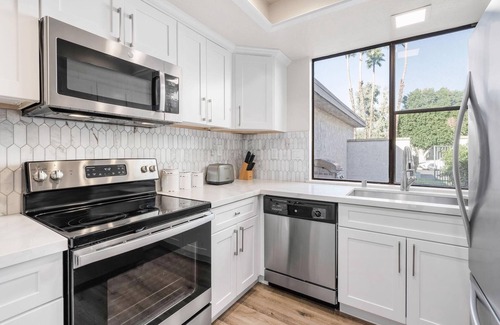 Sunrise Vista Chino Condominio | Serenity in the Sands: A Modern Desert Retreat