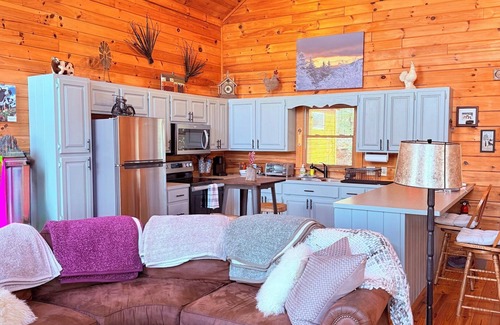 West Jefferson Cabina | Serenity Meets Convenience - Honey Bear Log Cabin Near Downtown West Jefferson