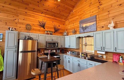 West Jefferson Cabina | Serenity Meets Convenience - Honey Bear Log Cabin Near Downtown West Jefferson