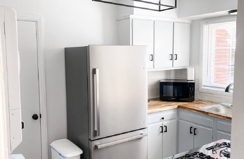 Midtown Apartamento | Serenity near Forsyth Park: Timeless 2BR/1BA