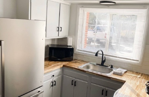 Midtown Apartamento | Serenity near Forsyth Park: Timeless 2BR/1BA