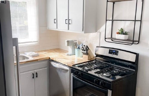 Midtown Apartamento | Serenity near Forsyth Park: Timeless 2BR/1BA
