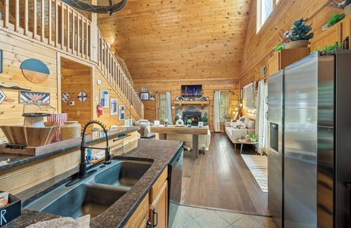 Sevierville Cabina | Serenity Now at Douglas Lake-Pet Friendly-Hottub-Pool table, Ping Pong, Foosball