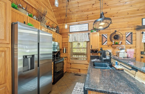 Sevierville Cabina | Serenity Now at Douglas Lake-Pet Friendly-Hottub-Pool table, Ping Pong, Foosball