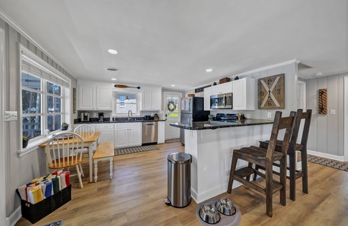 Chapin Casa | SERENITY NOW/ Sunsets / Beach / Water On 3 Sides/ Firepit/ dock/ boat ramp/Wi-Fi