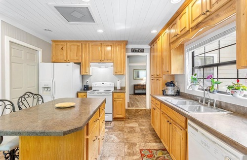 Branford Casa | Serenity On The River – Cozy Branford Retreat!