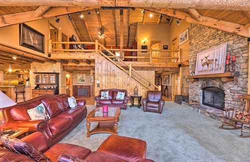 Lewisburg Cabina | 'Serenity on the River' Luxe Lewisburg Cabin!