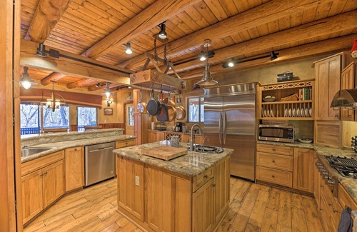 Lewisburg Cabina | 'Serenity on the River' Luxe Lewisburg Cabin!