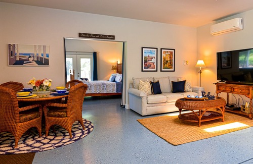 Grants Pass Casa | Relaxing River Front Home