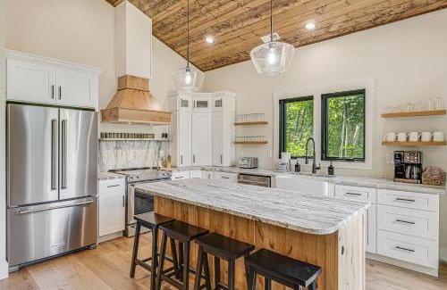 Maple Springs Casa | Serenity Peak Lodge by Carolina Mornings