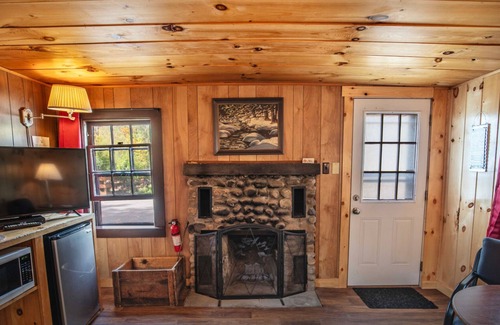 Lincoln Cabina | Serenity Peaks: Discover Cathedral Ledge at the Pemi Cabins!