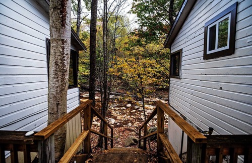 Lincoln Cabina | Serenity Peaks: Discover Cathedral Ledge at the Pemi Cabins!
