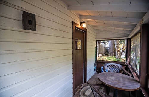 Lincoln Cabina | Serenity Peaks: Discover Cathedral Ledge at the Pemi Cabins!