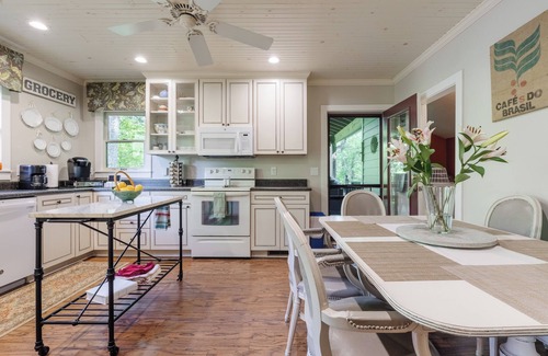 Saluda Casa | ¡Disfruta de Serenity en Saluda! Una granja de 110 años en 2 acres de hermosos jardines