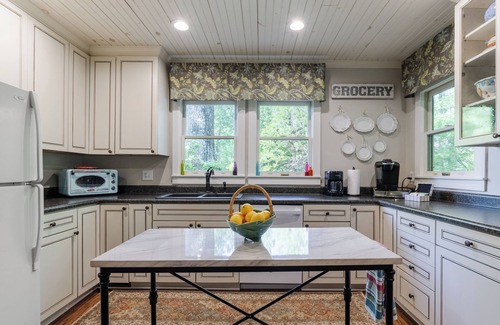 Saluda Casa | ¡Disfruta de Serenity en Saluda! Una granja de 110 años en 2 acres de hermosos jardines