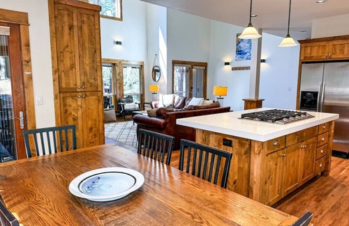 RiverWild Apartamento | Serenity Retreat: Near Mt. Bachelor with Pool, Spa, River & Outdoor Trails