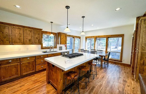 RiverWild Apartamento | Serenity Retreat: Near Mt. Bachelor with Pool, Spa, River & Outdoor Trails