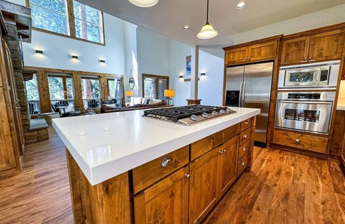 RiverWild Apartamento | Serenity Retreat: Near Mt. Bachelor with Pool, Spa, River & Outdoor Trails