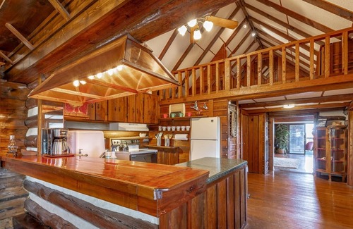 Signal Mountain Cabina | Serenity`s Cabin | 100 y/o Cabin in the Mtns| Walking trails + Ponds
