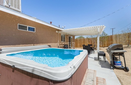 Joshua Tree Casa | 🌵 Serenity Sands - Large Fenced House with Hot Tub, BBQ and Fire Pit! 🌵