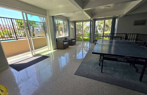 Oceanside Complejo | Serenity Sands: Oceanside Resort Studio Near Beach, King bed, kitchen, pools