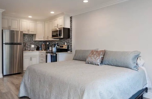 Oceanside Complejo | Serenity Sands: Oceanside Resort Studio Near Beach, King bed, kitchen, pools