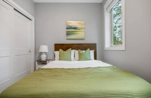 East Kootenay Casa | Serenity Shores, Mins to Lake, King Bed, 10 Guests
