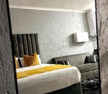 Lone Hill Apartamento | Serenity Suite in Sandton Dine and Unwind