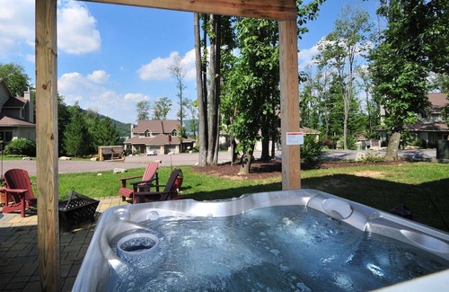 Thayerville Casa | Serenity Summit: Centrally located townhome with hot tub