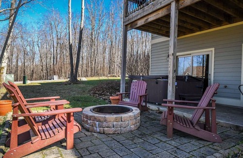 Thayerville Casa | Serenity Summit: Centrally located townhome with hot tub