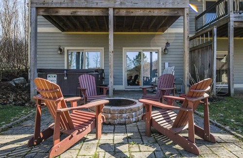 Thayerville Casa | Serenity Summit: Centrally located townhome with hot tub