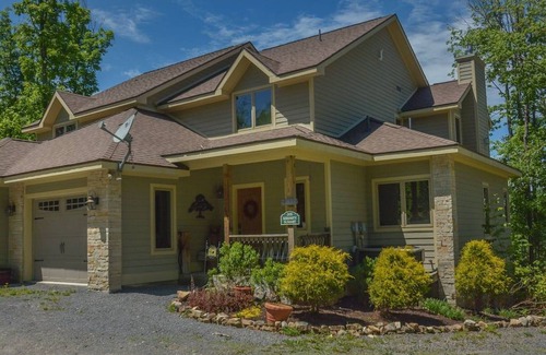 Thayerville Casa | Serenity Summit: Centrally located townhome with hot tub