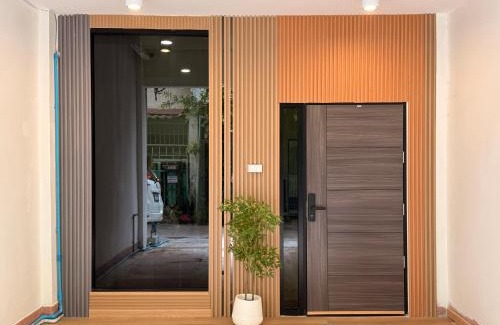 Thanon Phetchaburi Villa | Serenova Hotel Siam Paragon, Bangkok