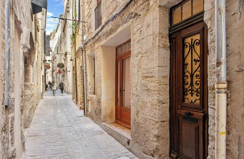 Pezenas Apartamento | Serinity - 17th century, designer apartment