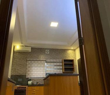 Port Harcourt Apartamento | Serviced 3 Bedroom Rental with Pool and Gym
