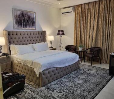 Port Harcourt Apartamento | Serviced 3 Bedroom Rental with Pool and Gym