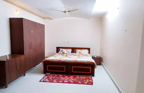 Kukatpalli Apartamento | Servostay Kukatpally Spacious 5 BHK Duplex in Vivekananda Nagar with Parking