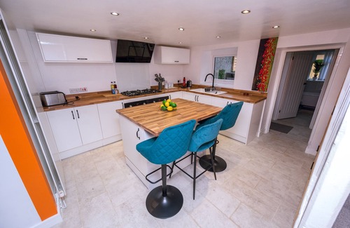 Port Talbot Casa | Set in Afan Forest Park, this cosy 2-bed retreat is a Guest Favourite for riders, hikers and dog-owners. Light the log burner, Wash your bikes store in the secure shed, and wake up to trails on the doorstep. Pet-friendly, parking included, fast WiF.