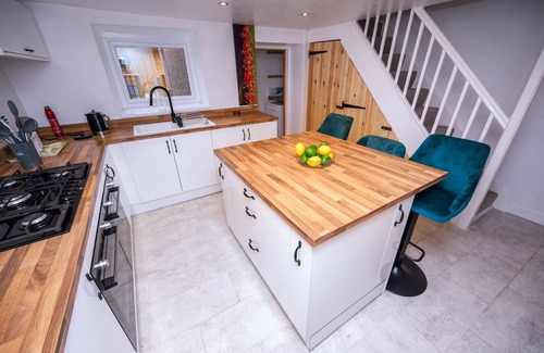 Port Talbot Casa | Set in Afan Forest Park, this cosy 2-bed retreat is a Guest Favourite for riders, hikers and dog-owners. Light the log burner, Wash your bikes store in the secure shed, and wake up to trails on the doorstep. Pet-friendly, parking included, fast WiF.