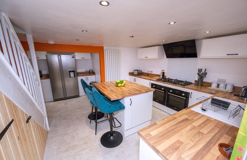 Port Talbot Casa | Set in Afan Forest Park, this cosy 2-bed retreat is a Guest Favourite for riders, hikers and dog-owners. Light the log burner, Wash your bikes store in the secure shed, and wake up to trails on the doorstep. Pet-friendly, parking included, fast WiF.