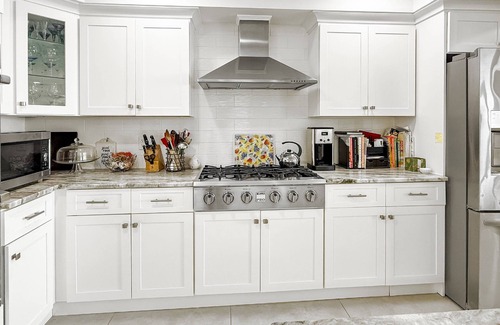 Milford Condominio | Setting Sun Waterfront Retreat on Hillside