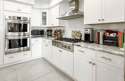 Milford Condominio | Setting Sun Waterfront Retreat on Hillside